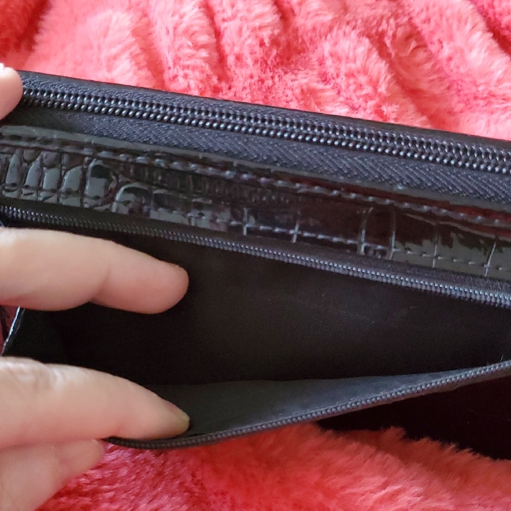 Classic Liz Claiborne zip-around wallet featuring a black croc-embossed exterior - Picture 4 of 9